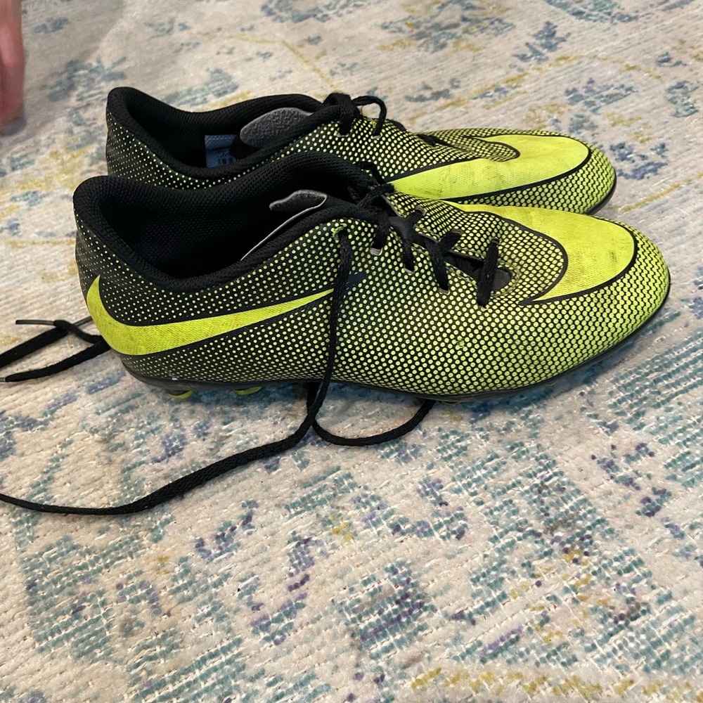 Boys Nine Soccer Shoes Youth Size 6